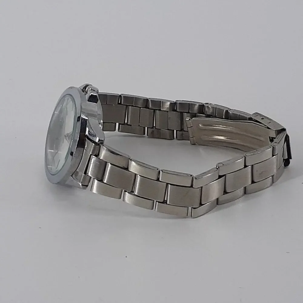 Women's Unbranded Wristwatch Silver Tone Analog Bracelet Style Band Career